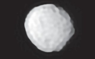 Pallas kráterovaná jako „golfový míček“